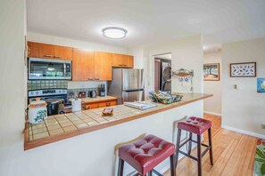Wasserkocher mit Kaffee-/Teezubehör, Kühlschrank, Mikrowelle, Ofen