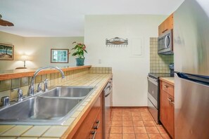 Coffee/tea maker, fridge, microwave, oven