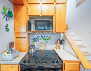Wasserkocher mit Kaffee-/Teezubehör, Kühlschrank, Mikrowelle, Ofen