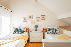 Desk, iron/ironing board, WiFi, bed sheets