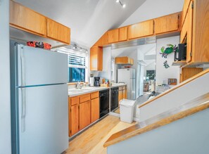 Coffee/tea maker, fridge, microwave, oven