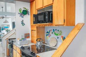 Wasserkocher mit Kaffee-/Teezubehör, Kühlschrank, Mikrowelle, Ofen