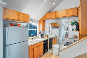 Coffee/tea maker, fridge, microwave, oven