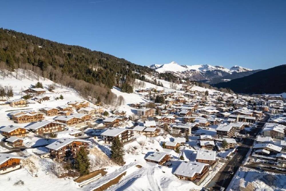 SITUATED IN THE BEAUTIFUL 11TH CENTURY VILLAGE OF LesGets-EXCEPTIONAL FAMILYHOME