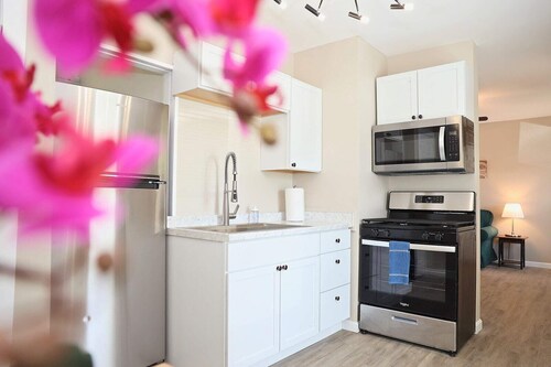 Lincoln, 1 Bed House near Xavier & Downtown