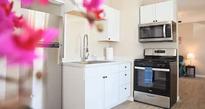 Lincoln, 1 Bed House near Xavier & Downtown