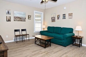 TV, offices - Lincoln, 1 Bed House near Xavier & Downtown (Cincinnati)