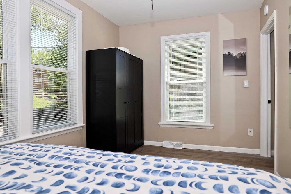 Lincoln, 1 Bed House near Xavier & Downtown Norwood Vrbo
