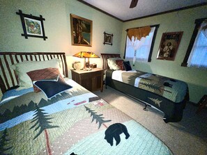 5 habitaciones, escritorio y tabla de planchar con plancha