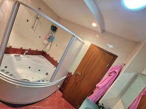 Regadera, secadora de cabello, bidet, toallas 