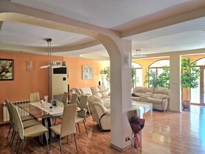 Dining - Luxorious house in the Hearth of the Town (Разград)