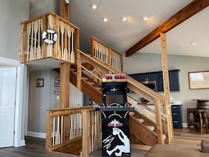 Eine Holztreppe mit einem Basketball-Arcade-Spiel am Fuß.