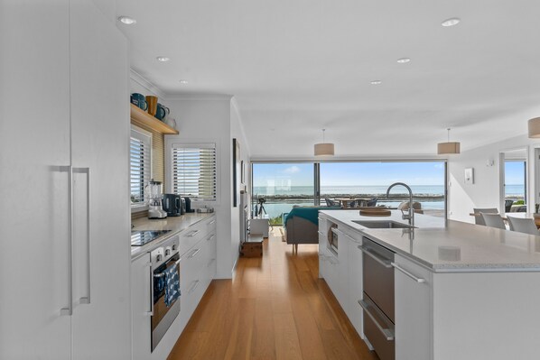 Een koelkast, een magnetron, een vaatwasser, een broodrooster