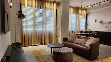 Een 1-inch smart-tv met satellietzenders en televisie