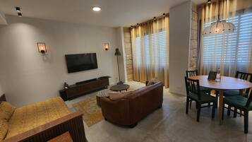 Een 1-inch smart-tv met satellietzenders en televisie