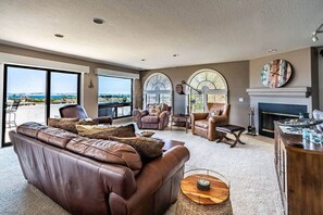 TV, fireplace, offices