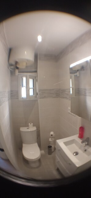 Een douche, een haardroger, handdoeken, zeep
