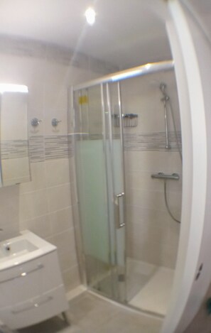 تجهيزات دش، مجففات شعر، مناشف، صابون