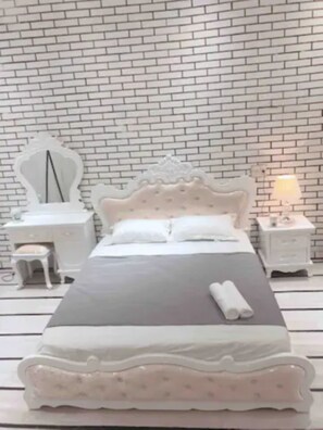 1 bedroom - Heart of Old Quarter With Balcony View to Street! (ha noi)