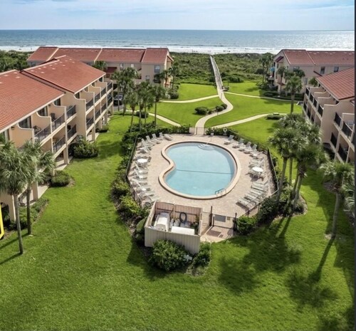 Beautiful and Updated Family Friendly Oceanfront Condo