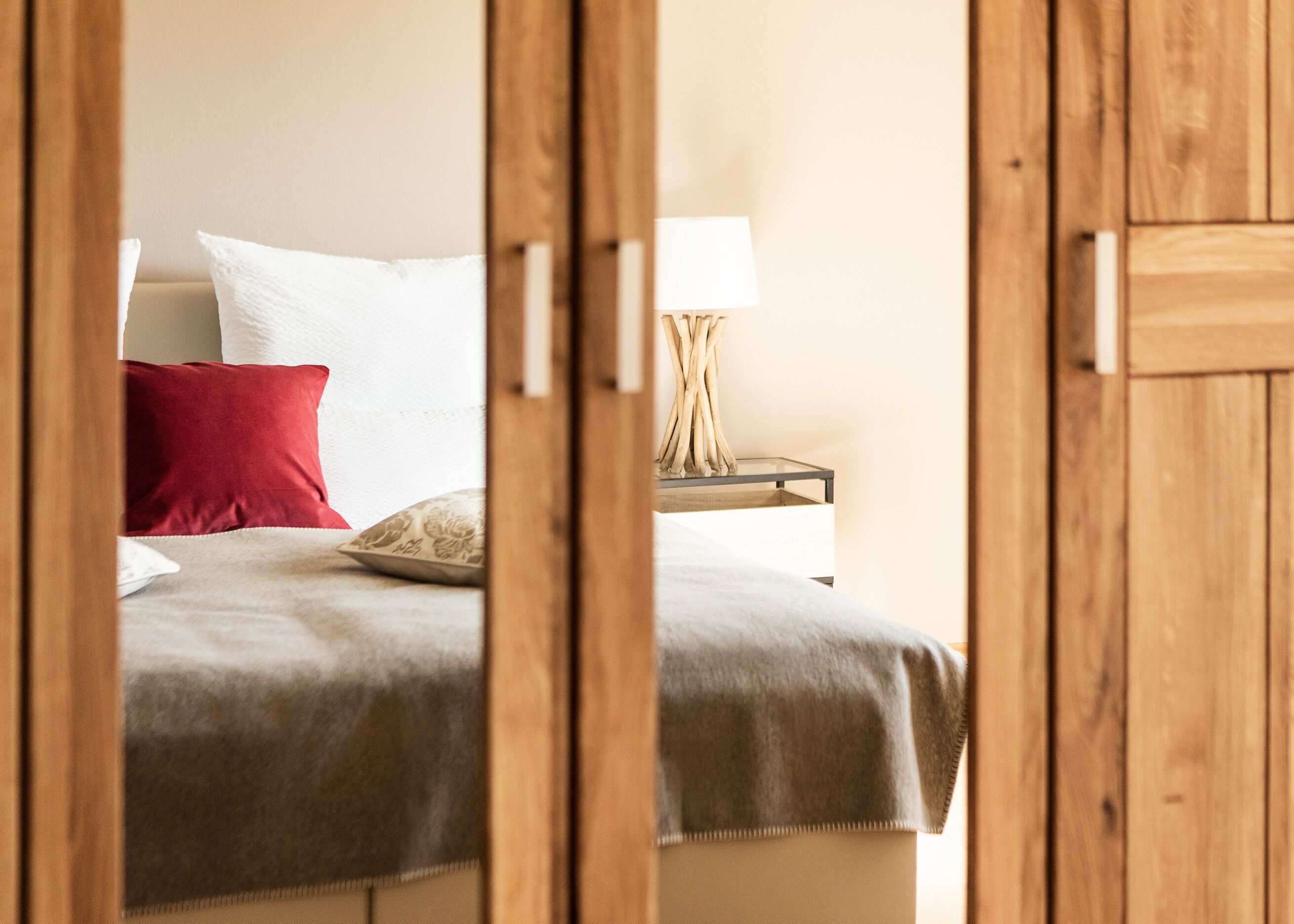 2 habitaciones, escritorio, tabla de planchar con plancha y wifi gratis 