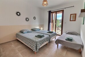 3 habitaciones, tabla de planchar con plancha y cuna de viaje 