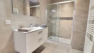 Een douche, een haardroger, handdoeken