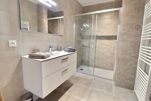 تجهيزات دش، مجففات شعر، مناشف