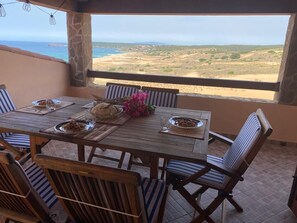Outdoor dining - The Artist's Villa. (Torre dei Corsari)
