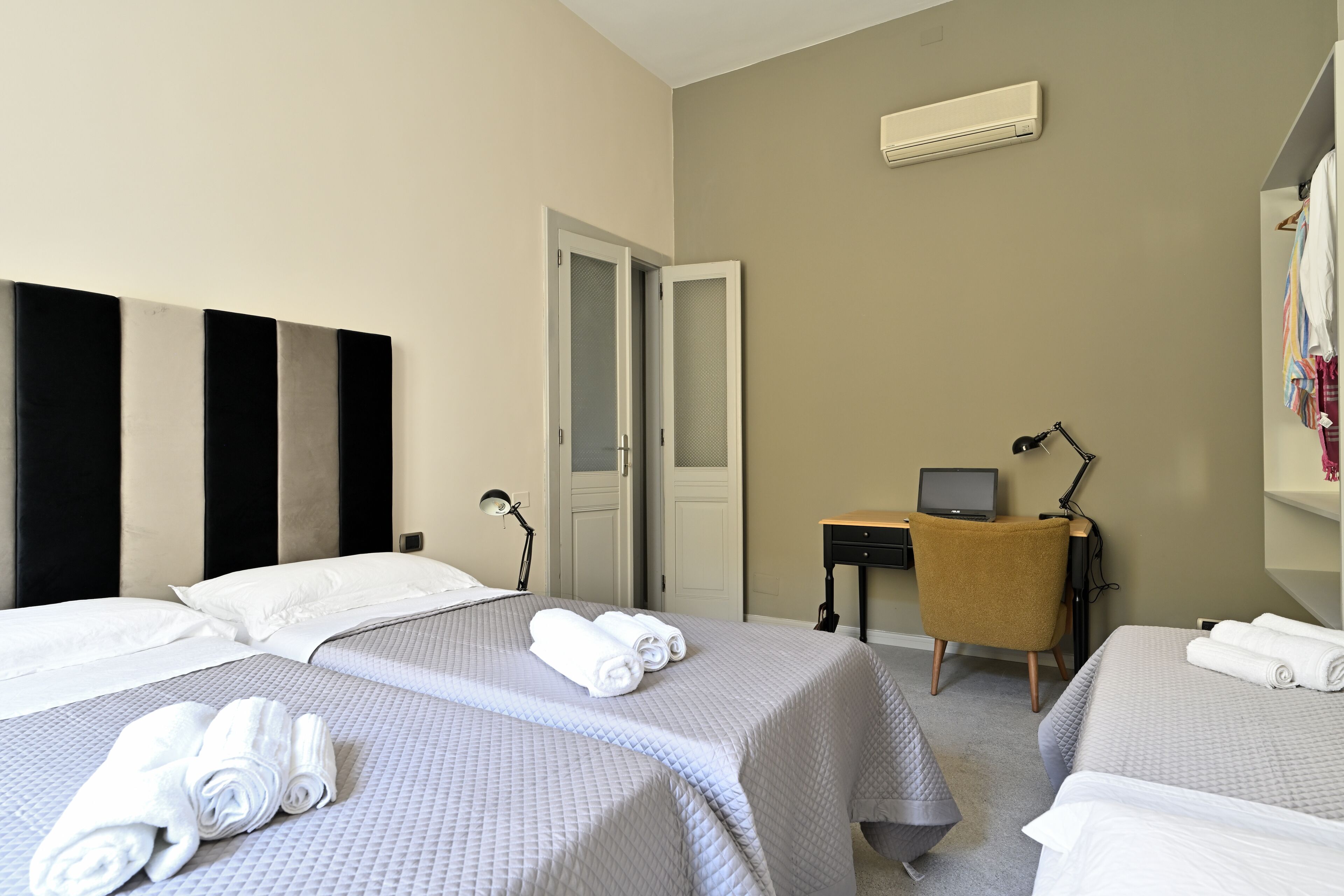 2 Schlafzimmer, Zimmersafe, Schreibtisch, Bügeleisen/Bügelbrett