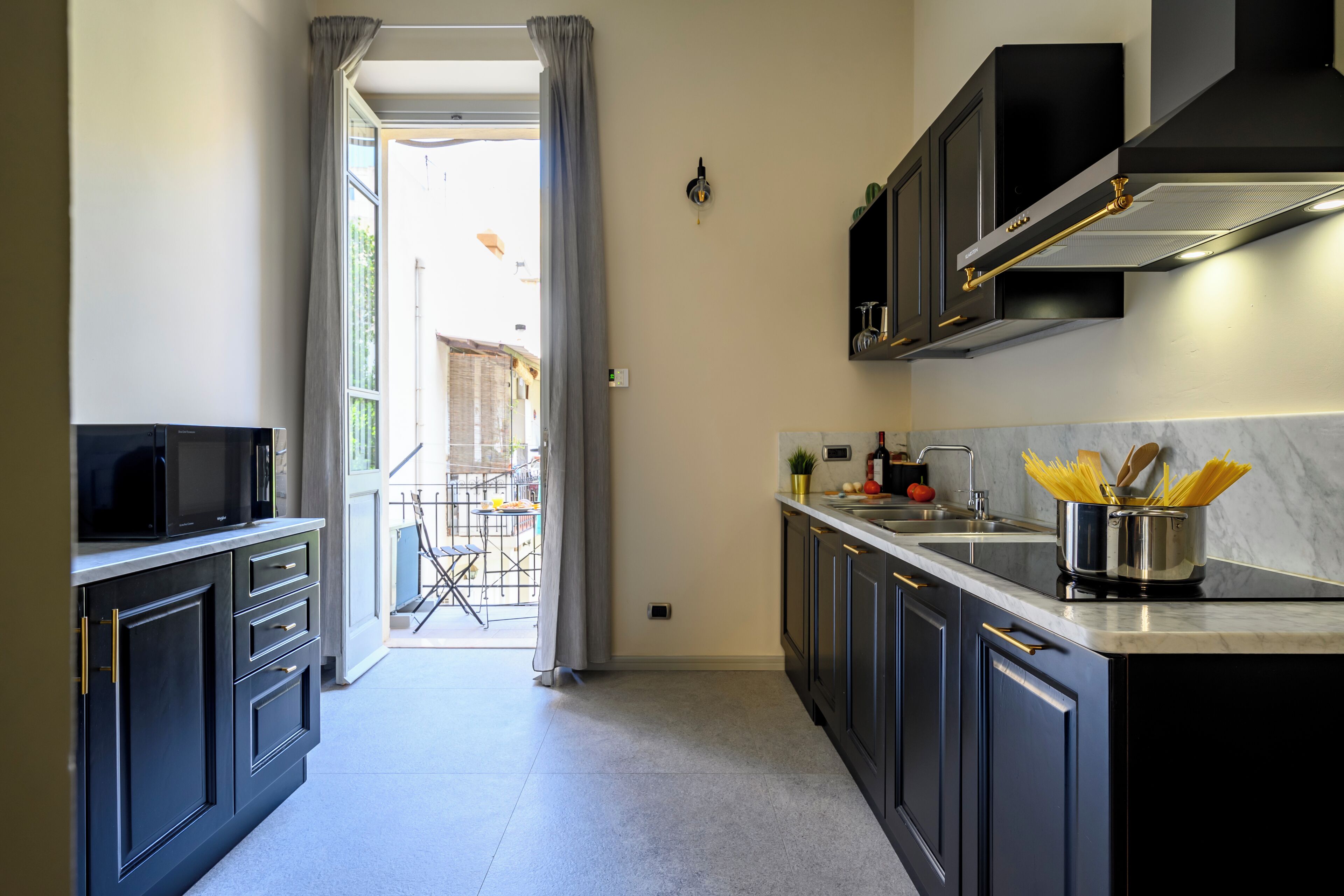 Réfrigérateur, micro-ondes, cafetière/bouilloire, bouilloire électrique