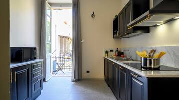 Kühlschrank, Mikrowelle, Wasserkocher mit Kaffee-/Teezubehör