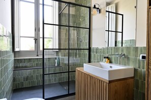 Secadora de cabello, bidet, toallas, jabón 
