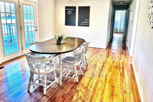 Dining - * Private Retreat for the whole crew! * (Gadsden)