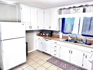 Fridge, microwave, oven, stovetop - * Private Retreat for the whole crew! * (Gadsden)