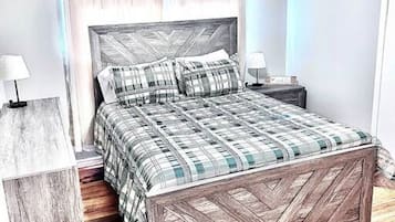 3 間睡房、書桌、熨斗/熨衫板、可攜式嬰兒床