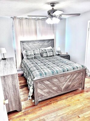 3 bedrooms, desk, iron/ironing board, travel cot - * Private Retreat for the whole crew! * (Gadsden)