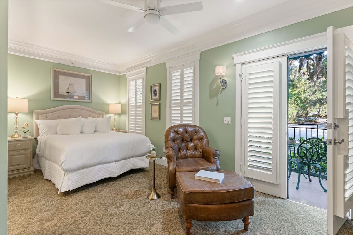 Junior Room, 1 Queen Bed | Minibar, iron/ironing board, free WiFi