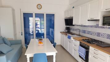 Réfrigérateur, four, plaque de cuisson, cafetiÚre/bouilloire