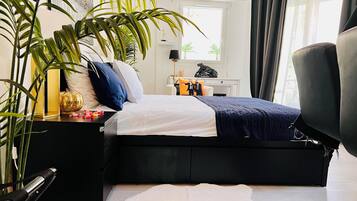 1 slaapkamer, een bureau, een strijkplank/strijkijzer, reisbedje