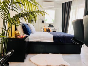 1 bedroom, desk, iron/ironing board, travel crib - 5min Palais, Luxury&Cinema Studio,Croisette,Forville,beaches (Cannes)