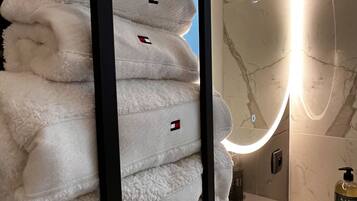 Dusche, Haartrockner, Handtücher, Seife