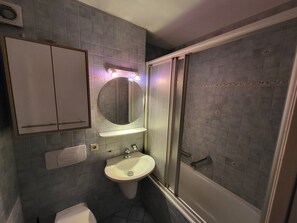 Sèche-cheveux, savon, papier toilette