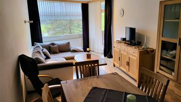 Fernseher, Tischfußball, Tischtennisplatte, Bücher