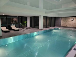 Una piscina cubierta, una piscina climatizada