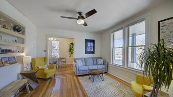 Een smart-tv en boeken