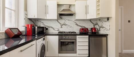 冷蔵庫、電子レンジ、オーブン、コンロ