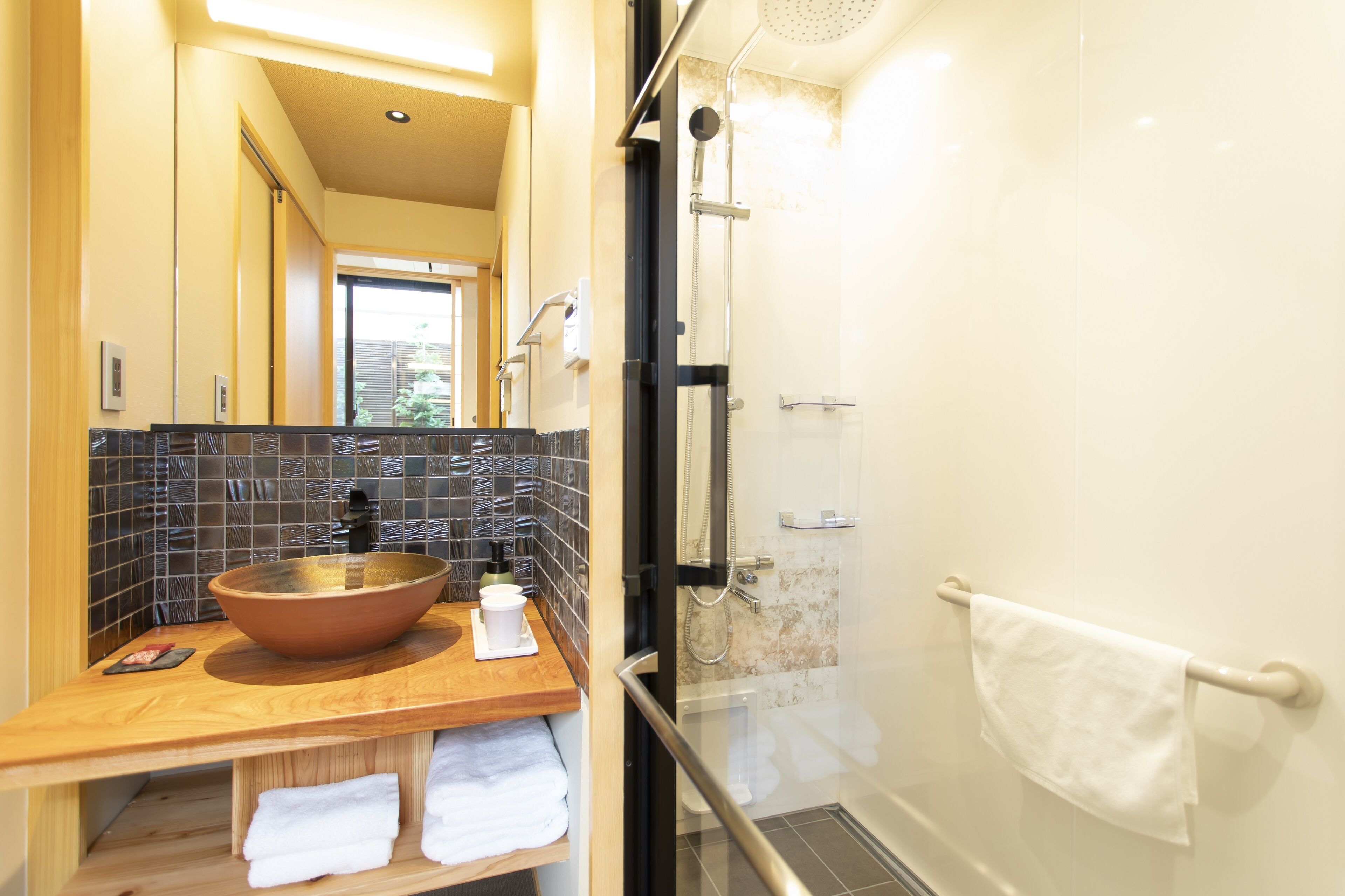 Chambre Double, non-fumeurs, salle de bains privée | Salle de bain | Douche, articles de toilette gratuits, sèche-cheveux, peignoirs