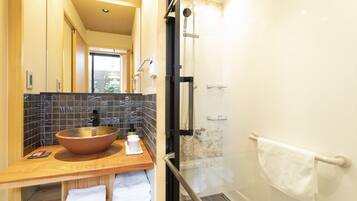 Chambre Double, non-fumeurs, salle de bains privée | Salle de bain | Douche, articles de toilette gratuits, sÚche-cheveux, peignoirs