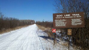 Schild für den Soo Line Trail, der angibt, dass er 183 Kilometer lang ist, von Genola bis nach Superior.